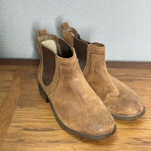 UGG Leather Chelsea boots Size 8.5